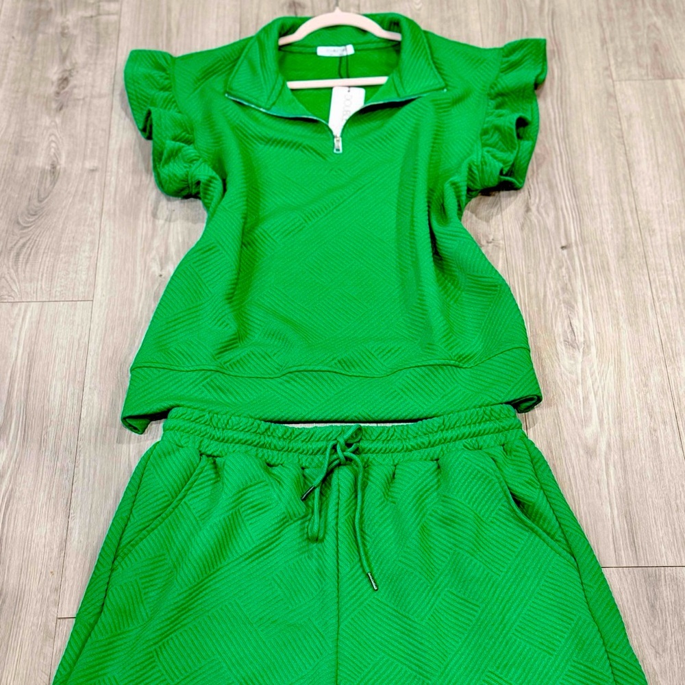 Gorgeous kelly green size XL 2 piece top and bottom set with adjustable waist!